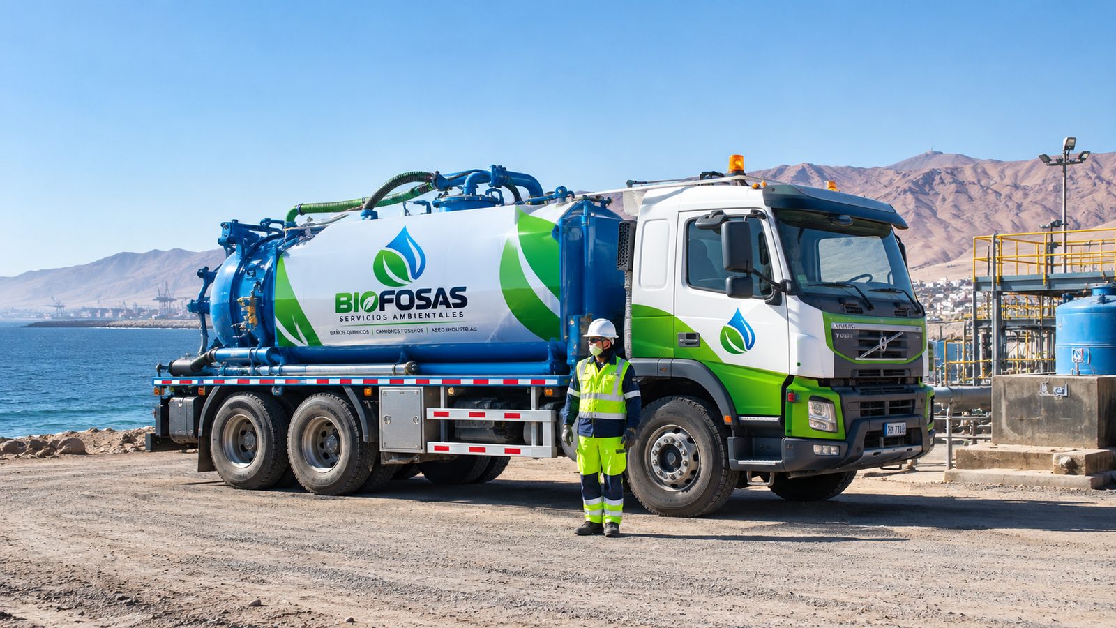 Camión fosero de BIOFOSAS junto a un operador con equipo de seguridad, frente al mar y a un puerto industrial